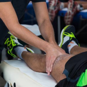 Hombre recibe un masaje después de practicar deporte